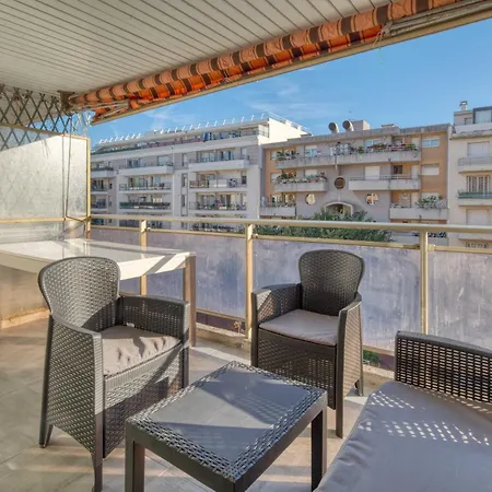 A C 2bdr 6p Flat Just Two Minutes From The Beach! Antibes