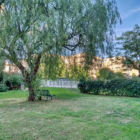 A C 2bdr 6p Flat Just Two Minutes From The Beach!
