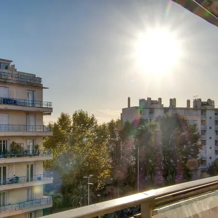 A C 2bdr 6p Flat Just Two Minutes From The Beach! Antibes