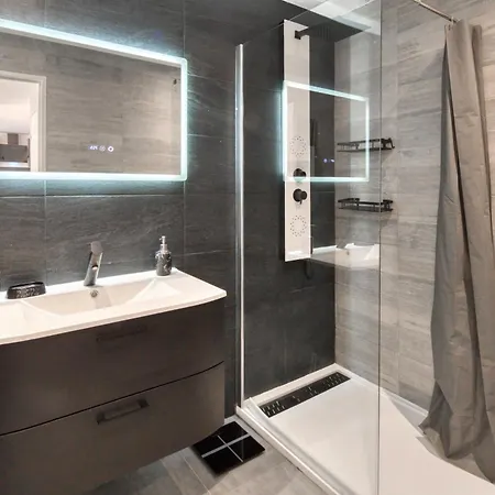 A C 2bdr 6p Flat Just Two Minutes From The Beach! Appartement