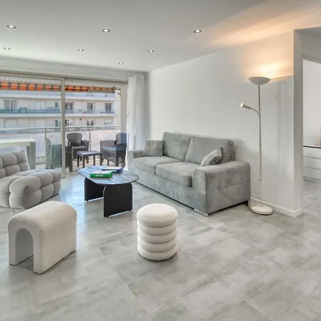 A C 2bdr 6p Flat Just Two Minutes From The Beach! * Антиб