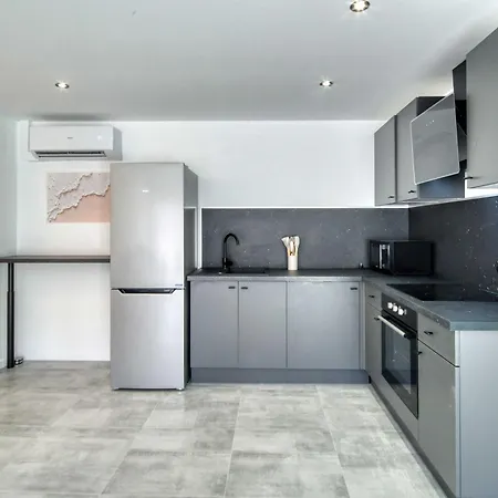 شقة A C 2bdr 6p Flat Just Two Minutes From The Beach!