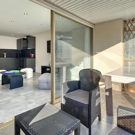 A C 2bdr 6p Flat Just Two Minutes From The Beach!