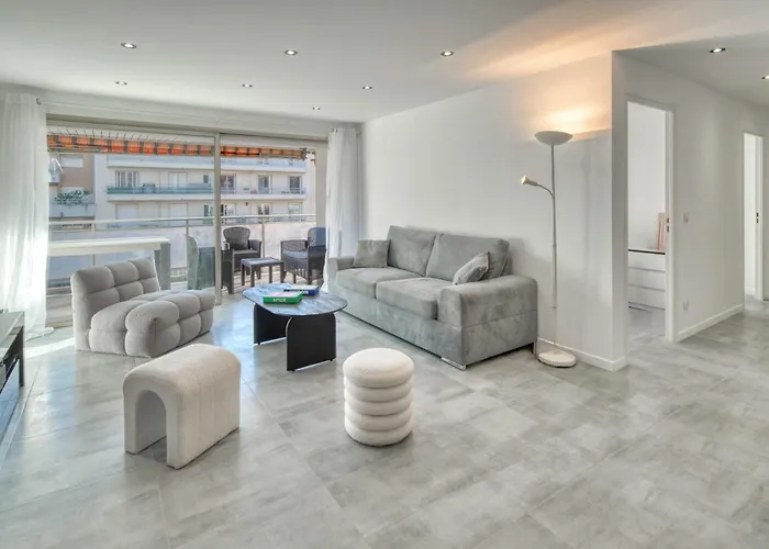 A C 2bdr 6p Flat Just Two Minutes From The Beach! * أنتيب