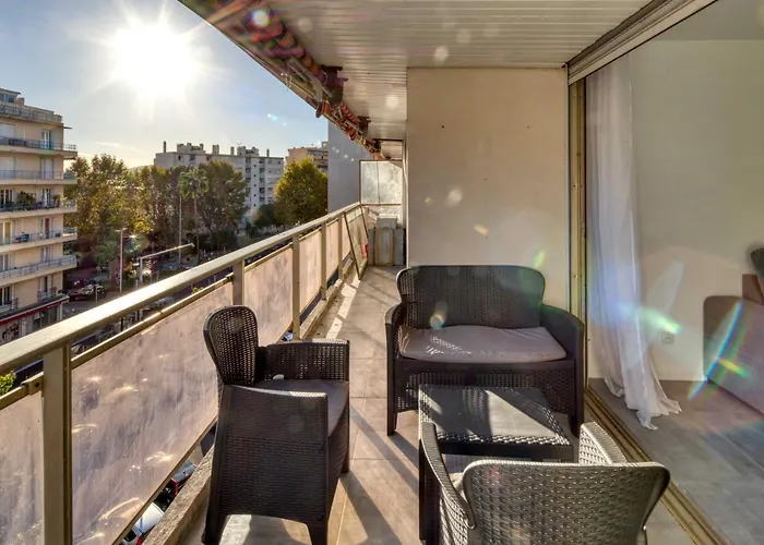 شقة A C 2bdr 6p Flat Just Two Minutes From The Beach! *