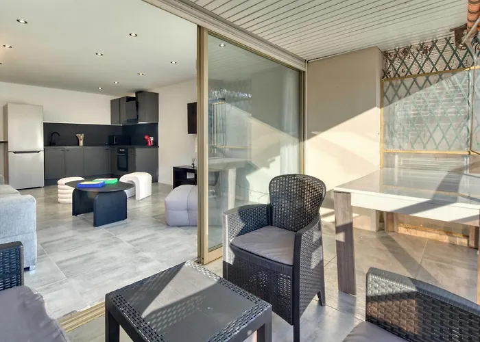 A C 2bdr 6p Flat Just Two Minutes From The Beach!